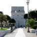 Raggiungiamo ora il sud di Bari, per recarci a Torre a Mare, il quartiere che sorge proprio attorno a Torre Pelosa, edificio che domina la piazza principale, a due passi dal porto